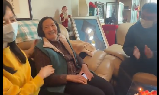 學(xué)生們?yōu)閰堑萝霸菏繎c祝90歲生日