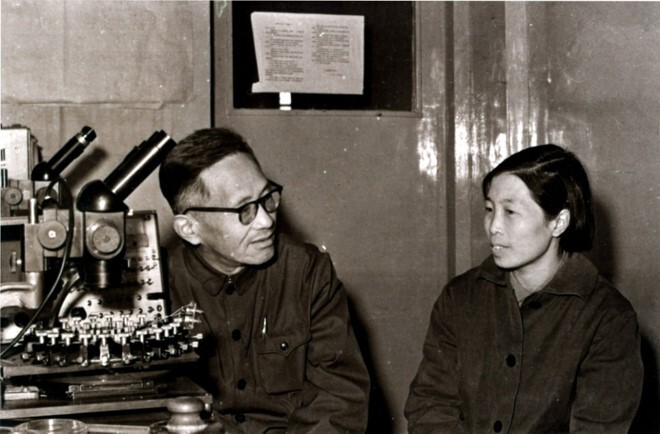 吳德馨先生與王守武院士探討研究進(jìn)度