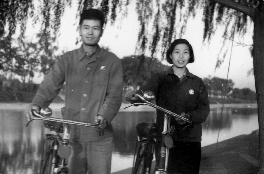 青年時(shí)代的吳德馨先生與王圩先生（攝于北京景山公園）