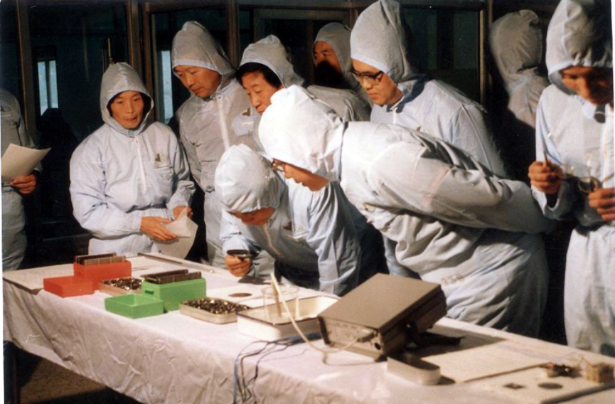 1988年中國科學(xué)院副院長胡啟恒視察微電子中心