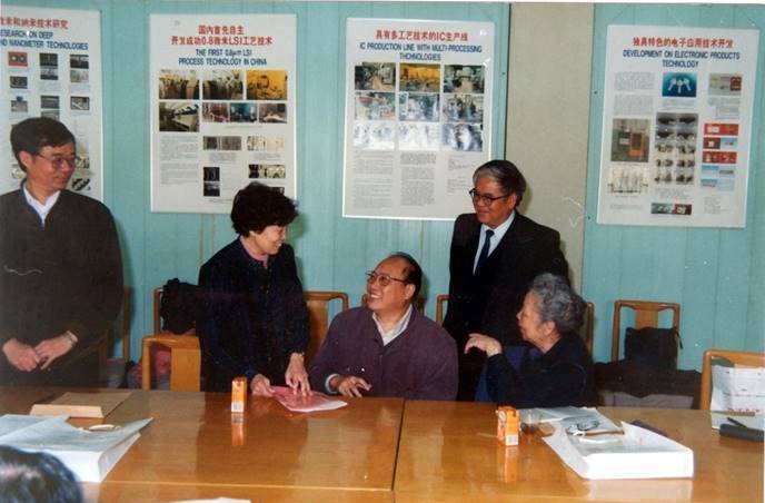 1995年八五攻關(guān)項(xiàng)目0.8微米LSI工藝技術(shù)驗(yàn)收會(huì)