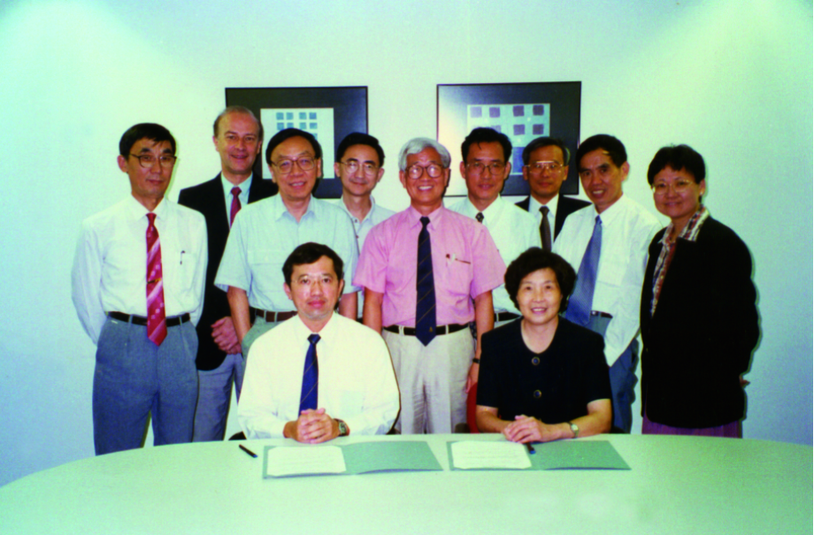 1996年，吳德馨先生與香港科技大學(xué)理學(xué)院院長高秉強(qiáng)（前排左）簽署協(xié)議，成立微電子聯(lián)合實(shí)驗(yàn)室