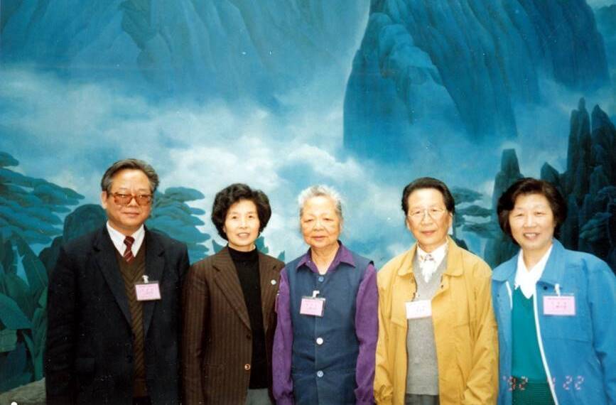 與林蘭英院士、夏培素院士、楊芙清院士、張玉臺(tái)同志合影