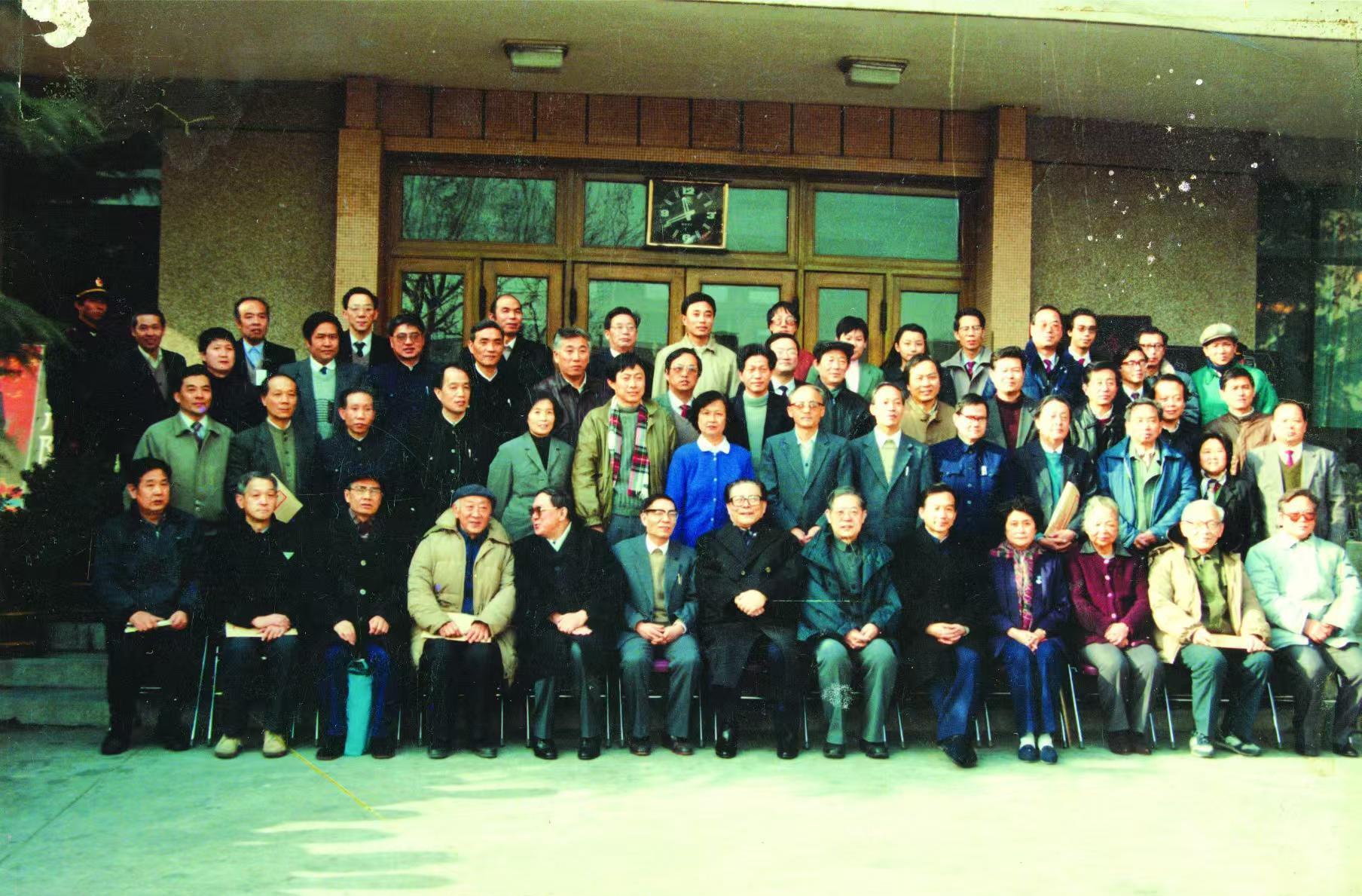 1992年9月5日，江澤民總書記視察半導(dǎo)體所，吳德馨先生向他匯報(bào)工作