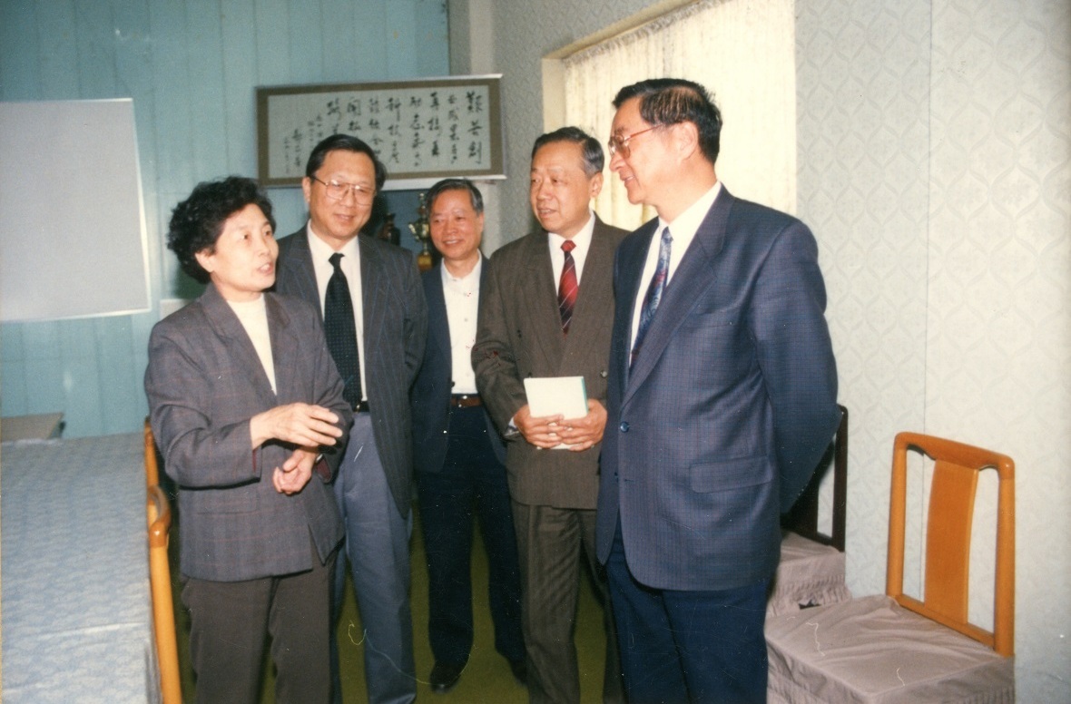 1996年，電子工業(yè)部部長胡啟立、中國科學(xué)院副院長路甬祥視察微電子中心