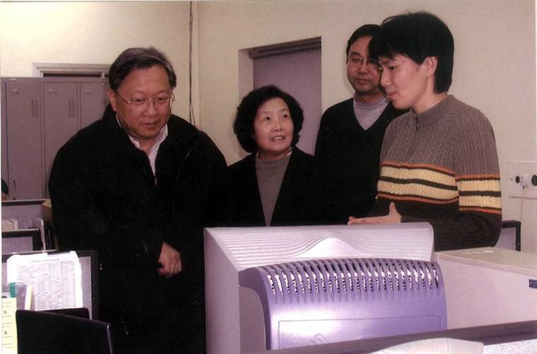 2002年，路甬祥院長視察微電子中心