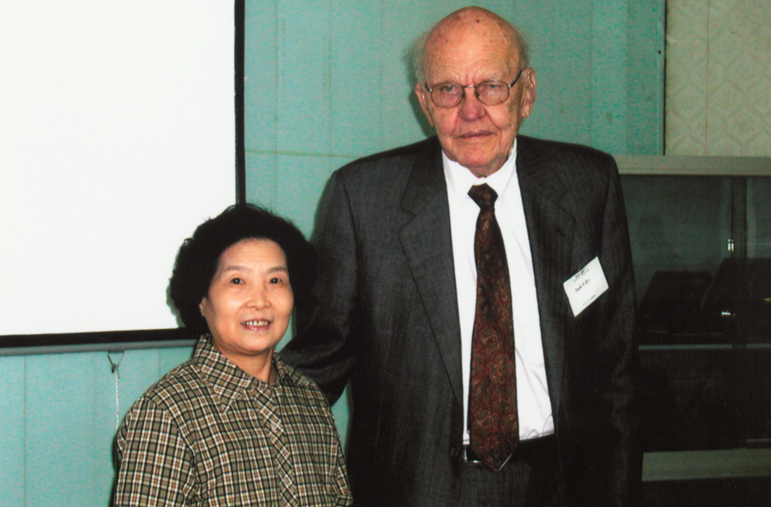 2001年，吳德馨先生與集成電路創(chuàng)始人Jake S. Kilby博士（諾貝爾獎獲得者）