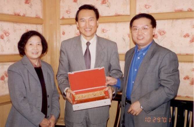 2001年10月，吳德馨先生與錢鶴主任接待美國UC Berkley胡正明教授