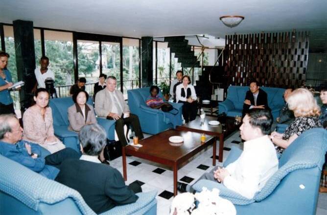 2004年，吳德馨先生出訪法國科學院以及古巴科學院