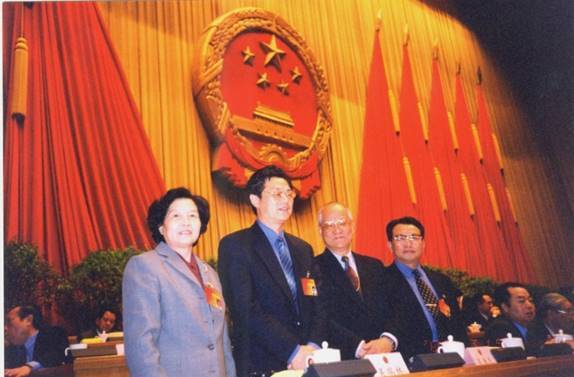 1998年，當(dāng)選第九屆全國人大常委會(huì)委員