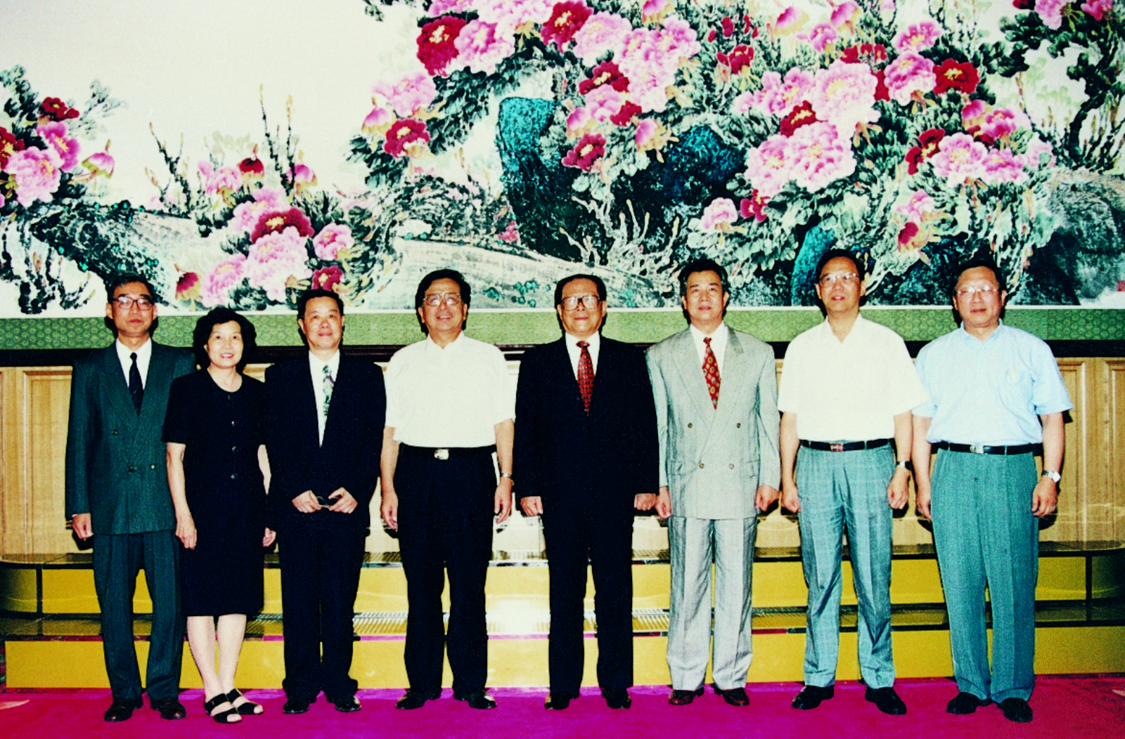 1998年，吳德馨先生在北戴河向江澤民總書記匯報(bào)微電子技術(shù)的發(fā)展趨勢(shì)
