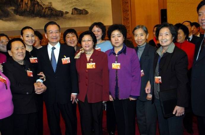 2003年10月，吳德馨先生參加第十屆全國人大五次會議與溫家寶總理合影