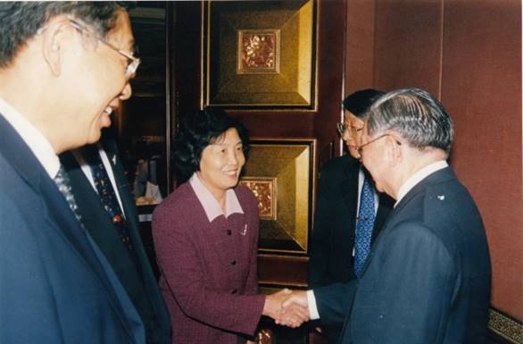 吳德馨先生陪同全國人大許嘉璐副委員長訪問印尼、新加坡