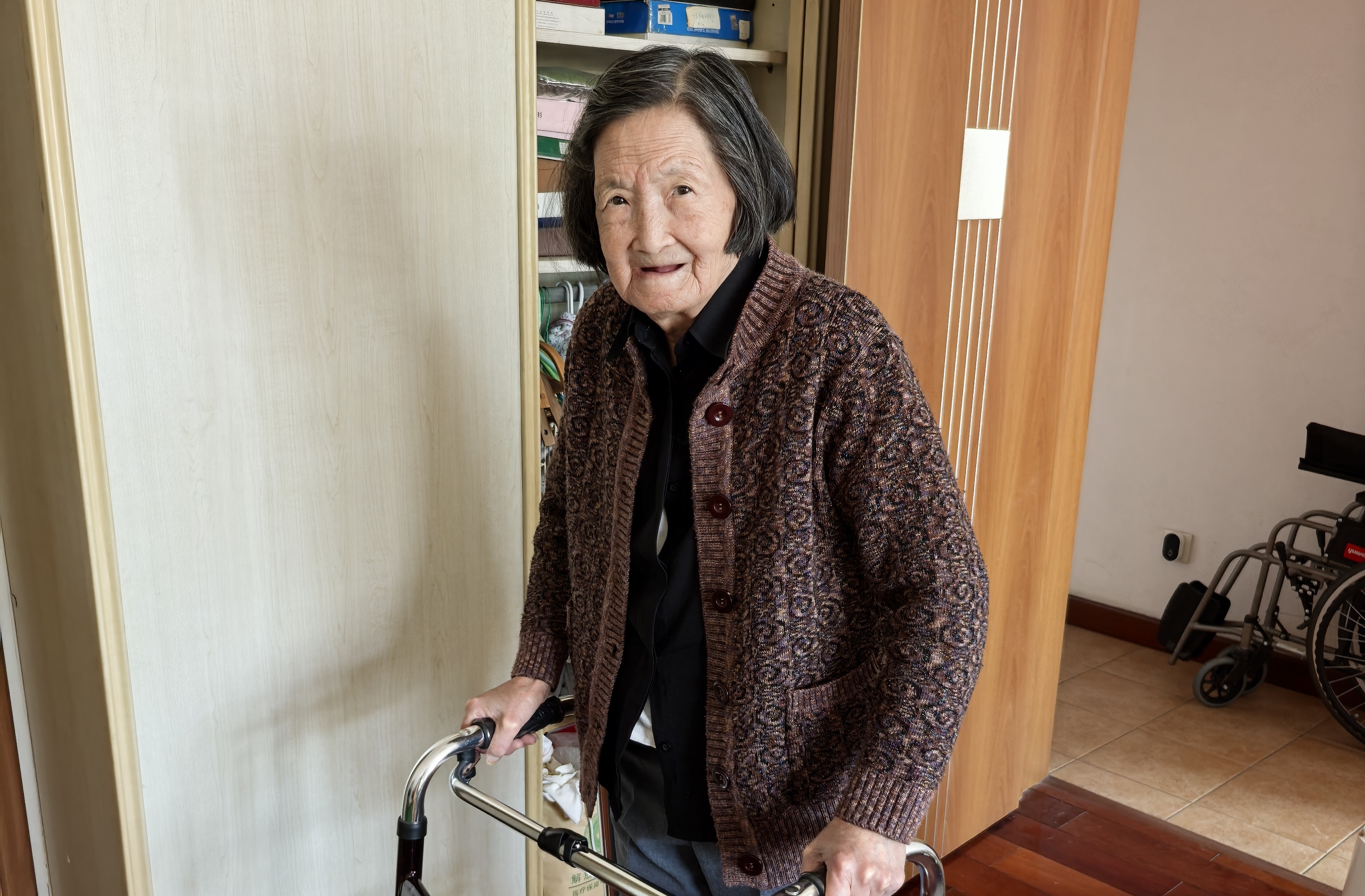 吳德馨先生在家里康復訓練