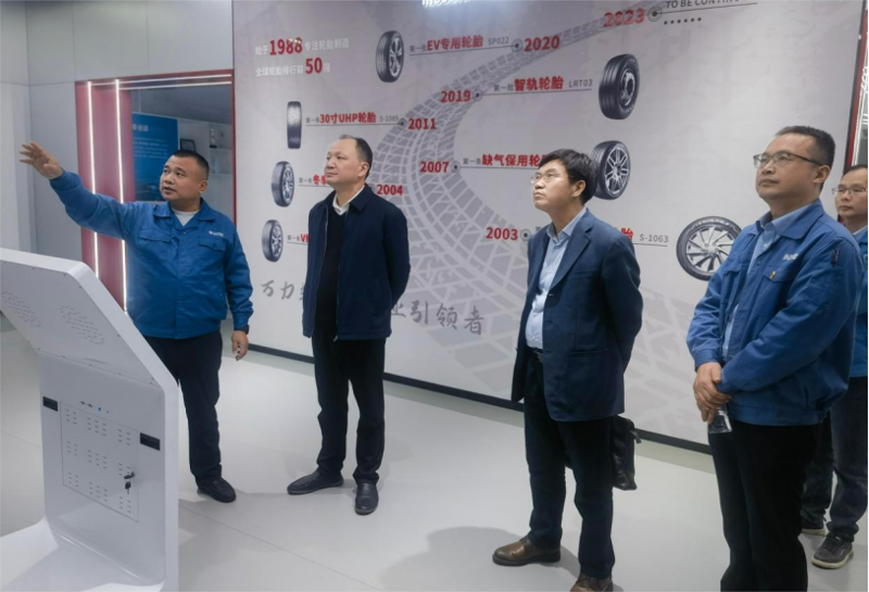 周鴻拜訪萬力輪胎公司黨委書記、總經理曹限東